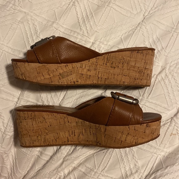 Fossil sandals, size 9, cork wedge, rubber sole. Fabulous shoe. GUC - Picture 2 of 5